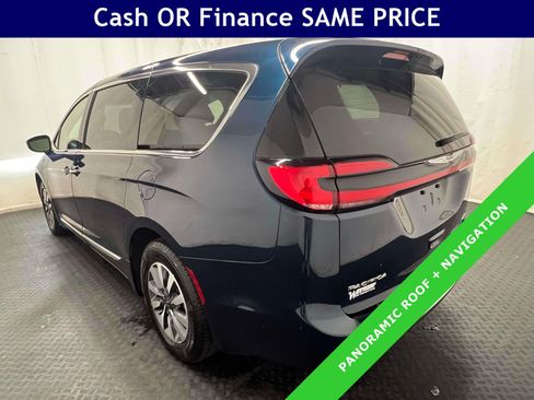 Used 2023 Chrysler Pacifica Limited w/ Uconnect Theater Family Group FWD image 10