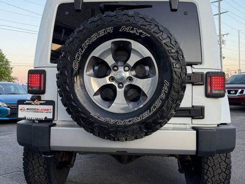 Used 2017 Jeep Wrangler Unlimited Sahara w/ Connectivity Group AWD/4WD image 15