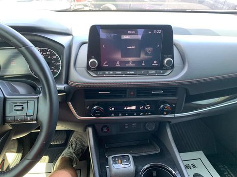 Used 2025 Nissan Rogue SV AWD/4WD image 17