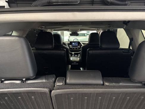 Used 2023 Toyota Highlander XLE image 31
