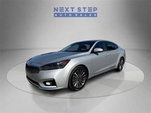 Used 2017 Kia Cadenza Premium image 3