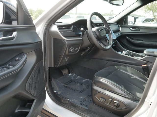 Used 2024 Jeep Grand Cherokee Altitude AWD/4WD image 12