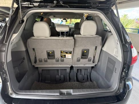 Used 2020 Toyota Sienna XLE w/ Carpet Mat Package FWD image 5