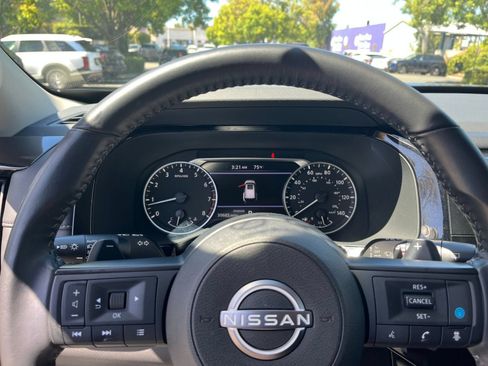 Used 2025 Nissan Pathfinder SV FWD image 28