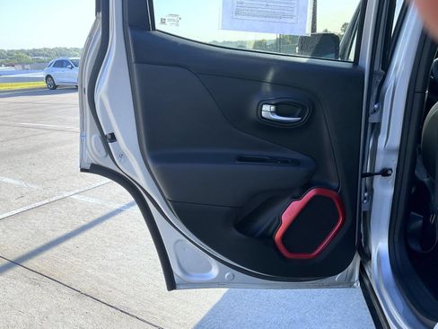 Used 2018 Jeep Renegade Trailhawk AWD/4WD image 17