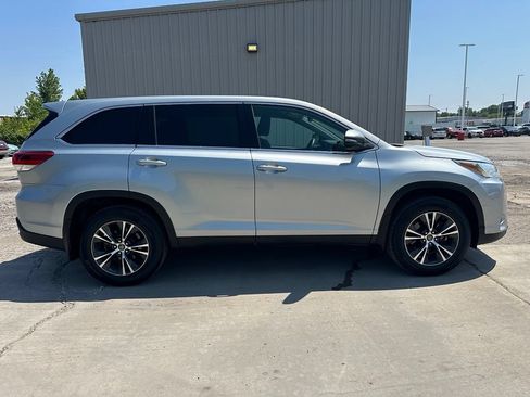 Used 2019 Toyota Highlander LE AWD/4WD image 4