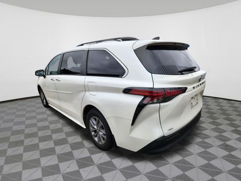 Used 2021 Toyota Sienna XLE w/ XLE Plus Package AWD/4WD image 3