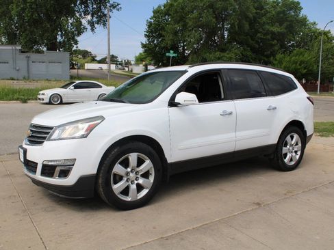 Used 2017 Chevrolet Traverse LT w/ Style and Technology Package AWD/4WD image 4