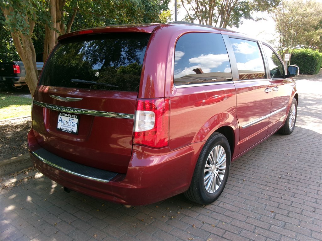Used 2013 Chrysler Town & Country Touring-L w/ Driver Convenience Group FWD image 5