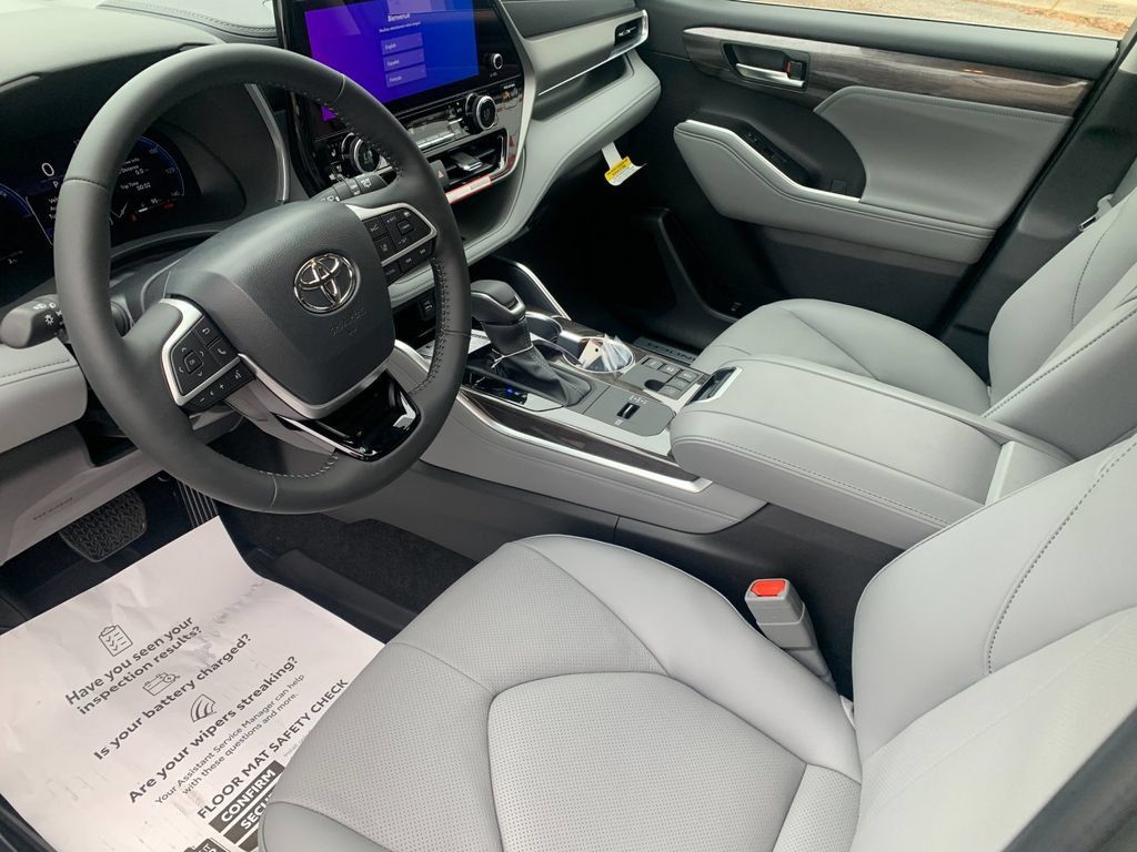 New 2026 Toyota Highlander Limited AWD/4WD image 10