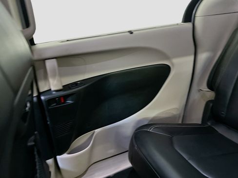 Used 2024 Chrysler Pacifica Touring-L image 32