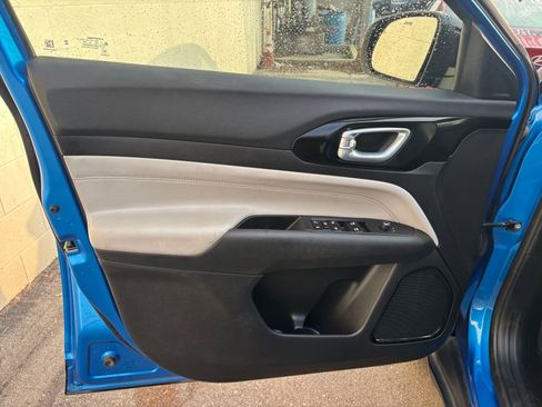 Used 2025 Jeep Compass Limited image 18