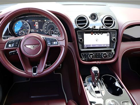 Used 2020 Bentley Bentayga AWD/4WD image 16