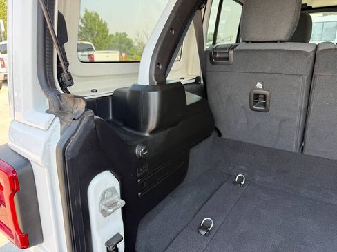 Used 2025 Jeep Wrangler Unlimited Sahara AWD/4WD image 31