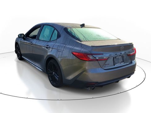 Used 2025 Toyota Camry SE image 5