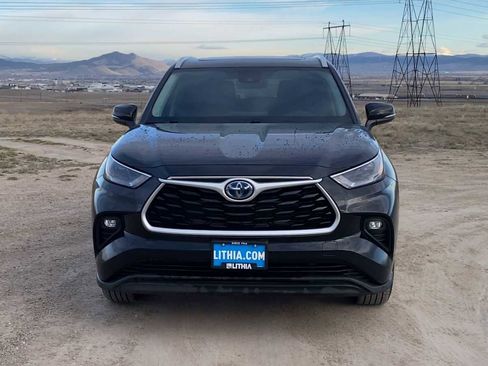 Used 2022 Toyota Highlander XLE image 3
