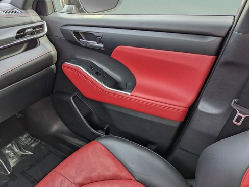 Used 2024 Toyota Highlander LE image 14