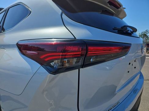 Used 2024 Toyota Highlander LE image 35