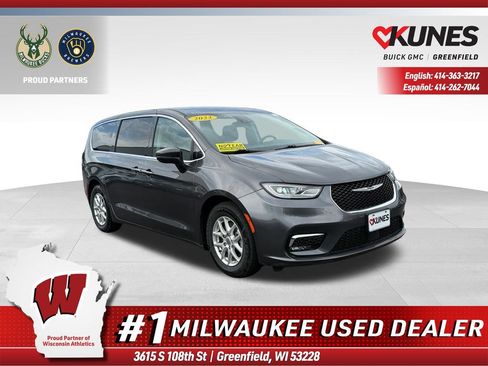 Used 2023 Chrysler Pacifica Touring-L FWD image 1