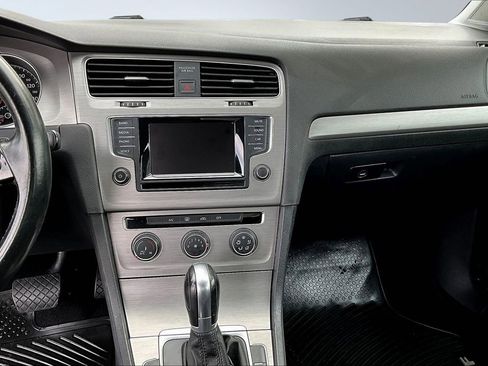 Used 2015 Volkswagen Golf S image 9