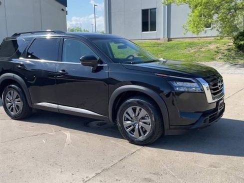 Used 2024 Nissan Pathfinder SV FWD image 2