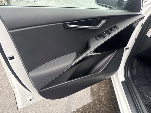 Used 2023 Kia Niro EX image 17