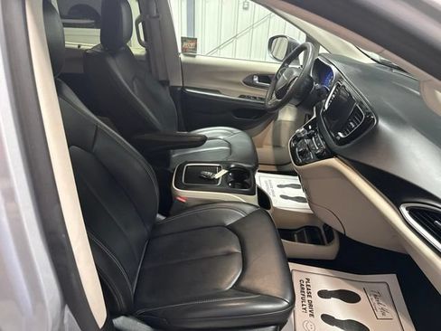 Used 2023 Chrysler Pacifica Touring-L FWD image 22