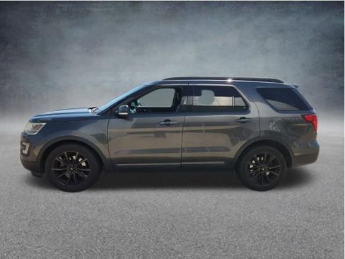 Used 2017 Ford Explorer XLT w/ Equipment Group 202A FWD image 6