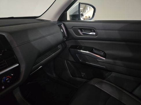 Used 2025 Nissan Pathfinder SL image 25