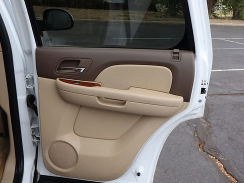 Used 2007 GMC Yukon SLT w/ SLT Preferred Equipment Group AWD/4WD image 27