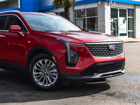 Used 2024 Cadillac XT4 Premium Luxury image 3