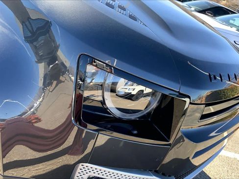 Used 2024 Land Rover Defender 110 SE image 27