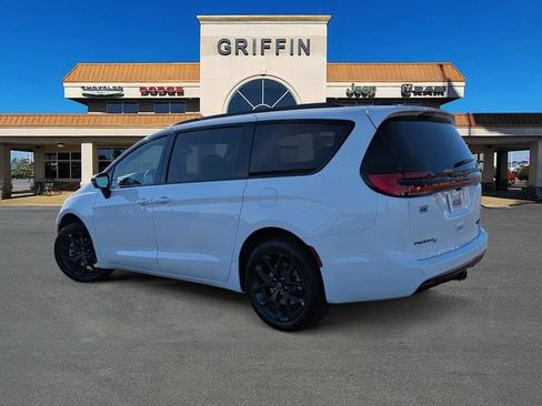 New 2026 Chrysler Pacifica Limited w/ S Appearance Package AWD/4WD image 9