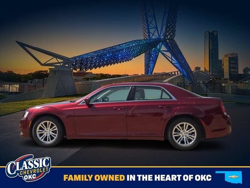 Used 2017 Chrysler 300 Limited RWD image 4
