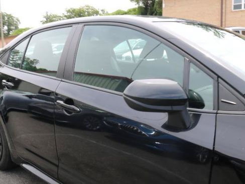Used 2021 Toyota Corolla LE FWD image 3