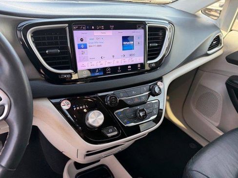 Used 2022 Chrysler Pacifica Touring-L image 26