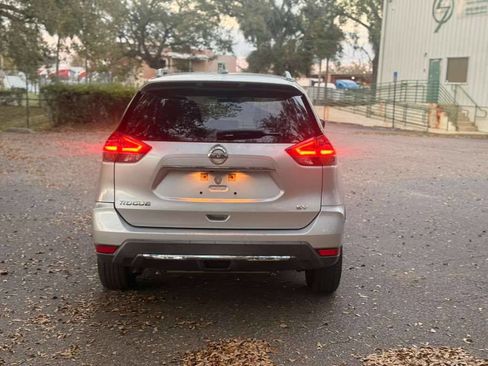 Used 2018 Nissan Rogue SV image 6