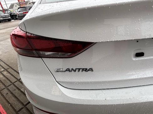 Used 2017 Hyundai Elantra SE image 29