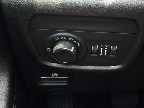 Used 2025 Jeep Grand Cherokee Altitude AWD/4WD image 16