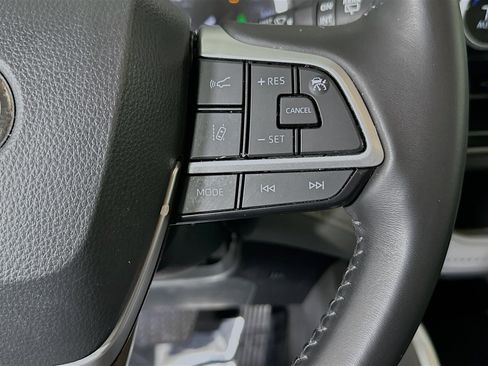 Used 2023 Toyota Highlander XLE FWD image 17