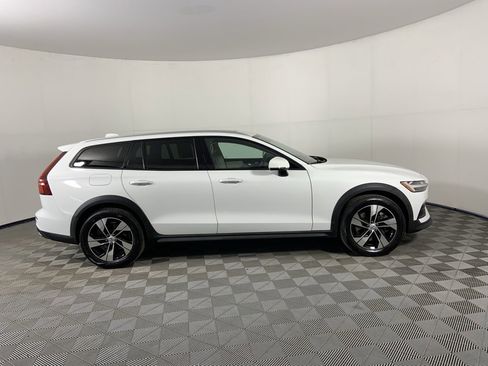 Used 2020 Volvo V60 T5 Cross Country image 2
