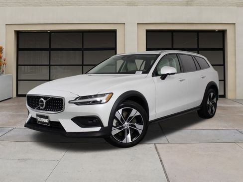 Certified 2025 Volvo V60 B5 Cross Country Plus image 3