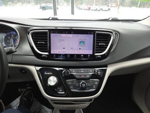 Used 2022 Chrysler Pacifica Touring-L image 54