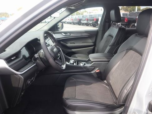 New 2025 Jeep Grand Cherokee L Altitude image 9