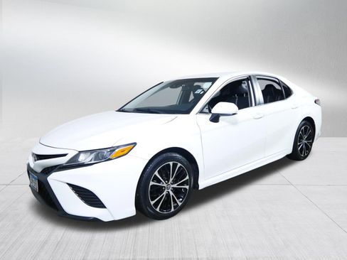 Used 2019 Toyota Camry SE image 3