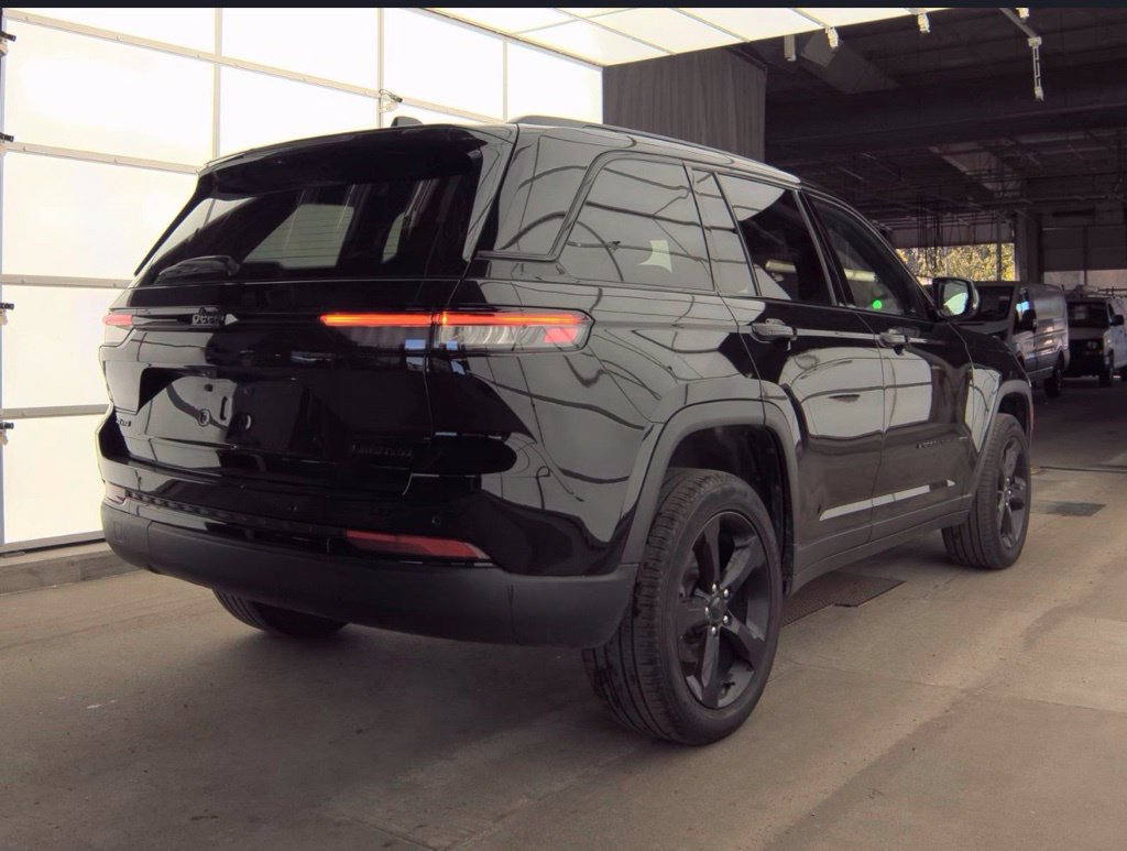 Used 2024 Jeep Grand Cherokee Limited w/ Black Appearance Package AWD/4WD image 9