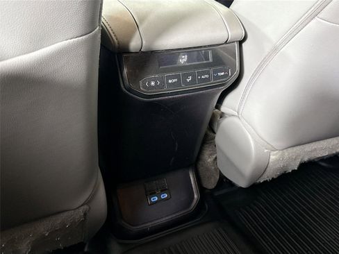 Used 2022 Toyota Highlander XLE FWD image 31