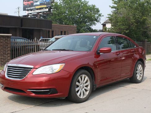 Used 2011 Chrysler 200 Touring FWD image 2