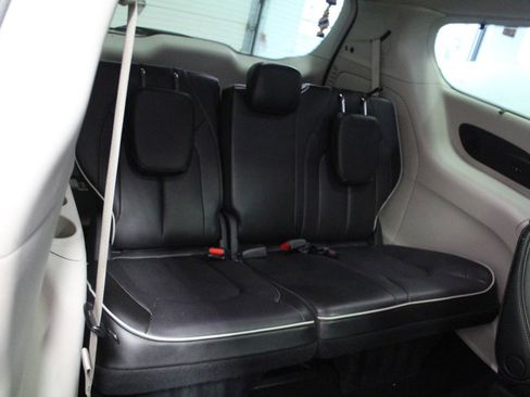 Used 2022 Chrysler Pacifica Limited image 30