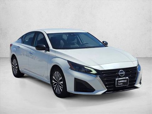 Used 2024 Nissan Altima 2.5 SV FWD image 3